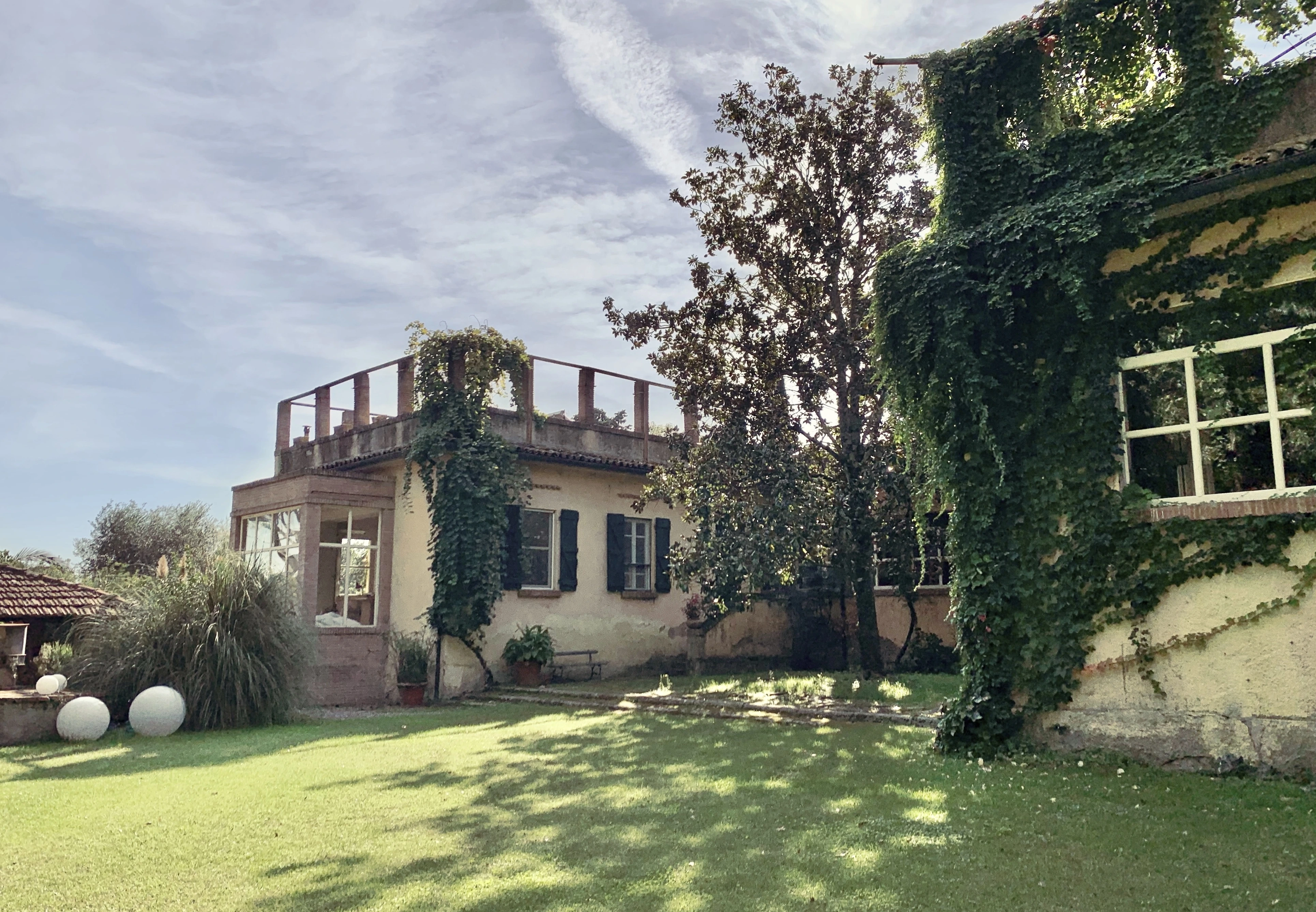 vista posterriore villa, magnoiglia, edera e bow window